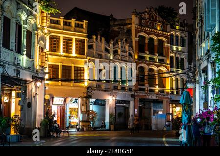 Haikou Chine , 23 mars 2021 : Qilou ou Zhongshan ancienne rue repère belle vue panoramique illuminée la nuit avec des bâtiments coloniaux dans Haikou vieux Banque D'Images