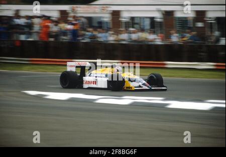 Nigel Mansell dans la FW11B de Williams lors de la qualification pour le Grand Prix britannique de Silverstone 1987. Banque D'Images