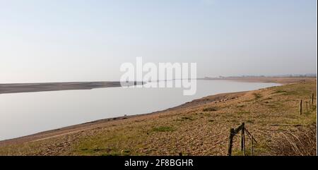 Eau plate encore calme dans la rivière Ore vue sud à Shingle Street, Suffolk, Angleterre, Royaume-Uni - Nord Weir point au bout de Orford Ness broche sur la gauche Banque D'Images