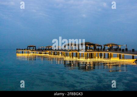 Jeddah Corniche est à la hauteur de sa popularité. Il abrite de nombreux hôtels cinq étoiles, restaurants et cafés. arabie saoudite Banque D'Images