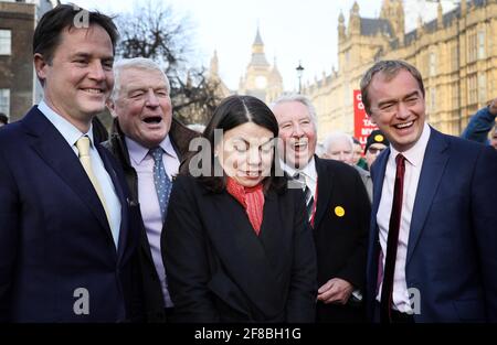 pic shows: Sarah entourée de quatre leaders Nick Clegg Paddy Ashdown Lord David Steel et Tim Farron nouveau Lib DEM député Sarah Olney et leader Tim Farro Banque D'Images