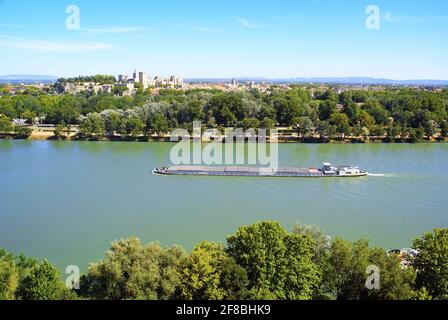 Barge chargée de conteneurs sur une grande rivière. Banque D'Images