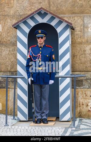 Changement de la garde au poste d'honneur en République tchèque. Convient aux hommes en uniforme militaire. Prague, République tchèque le 14 avril 2018 Banque D'Images