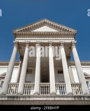Chiswick House, Villa palladienne du XVIIIe siècle avec colonnes de style romain et balcon. Banque D'Images