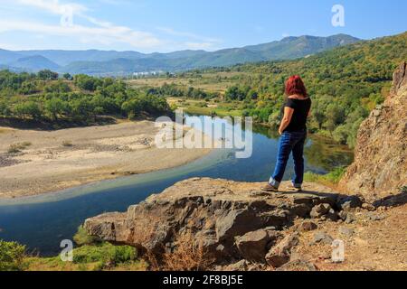 Tourisme regardant le magnifique paysage de la rivière et des montagnes en cristal Banque D'Images