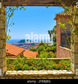 Vue panoramique sur Nice depuis la pergola dans les jardins de Cimiez. Nice, sud de la France. Banque D'Images