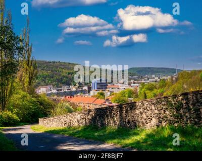 Vue depuis la distance jusqu'au centre de la ville d'Usti nad Labem (République tchèque) dans la vallée. Vue depuis le chemin touristique sur le rocher Marian. Banque D'Images