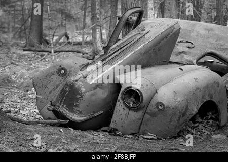 Un exemple d'un vieux véhicule abandonné qui peut être trouvé dans les bois sur beaucoup de vieilles fermes à travers les États-Unis, celui-ci est sur une réserve naturelle dans D.C Banque D'Images