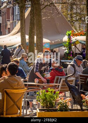 Les personnes qui apprécient de se réunir en plein air dans les cafés et les bars du centre-ville de York après avoir assouplit les restrictions de confinement en raison de Covid-19, avril 2021. Banque D'Images