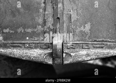 Un exemple d'un vieux véhicule abandonné qui peut être trouvé dans les bois sur de nombreuses vieilles fermes à travers les États-Unis, celui-ci est sur une réserve naturelle à D.C. Banque D'Images