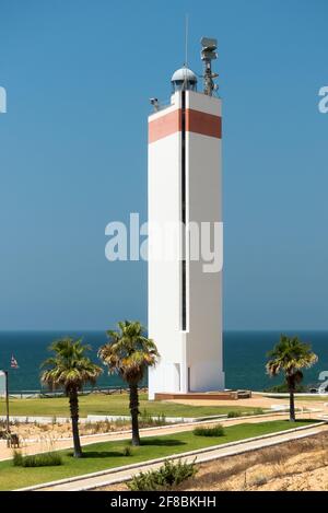 Province de Huelva en Espagne : le phare triangulaire frappant de la station balnéaire de Matalascañas Banque D'Images