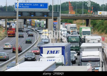 Embouteillages dus aux travaux routiers, autoroute M1 près de Luton, entre la sortie 25/26. Autoroute M1, près de Luton, Bedfordshire, Royaume-Uni. 2 août 2006 Banque D'Images