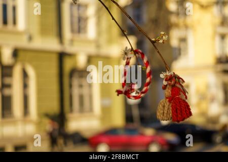 Martenitsa sur un arbre, tradition bulgare de printemps Banque D'Images