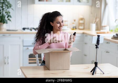 Professions modernes. Jeune beauté Blogger femme enregistrement de contenu vidéo à la maison Banque D'Images