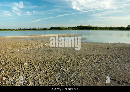 Réservoir d'eau sec et fissuré et nuages vers le ciel, Staw, Lubelskie, Pologne Banque D'Images