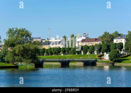 Kaliningrad, vue sur le pont piétonnier de l'Université au-dessus de l'étang inférieur Banque D'Images