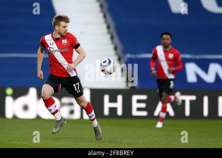 West Bromwich, Royaume-Uni. 12 avril 2021. Stuart Armstrong de Southampton en action. Premier League, West Bromwich Albion v Southampton aux Hawthorns de West Bromwich, Midlands, le lundi 12 avril 2021. Cette image ne peut être utilisée qu'à des fins éditoriales. Utilisation éditoriale uniquement, licence requise pour une utilisation commerciale. Aucune utilisation dans les Paris, les jeux ou les publications d'un seul club/ligue/joueur. photo par Andrew Orchard/Andrew Orchard sports Photography/Alamy Live News crédit: Andrew Orchard sports Photography/Alamy Live News Banque D'Images