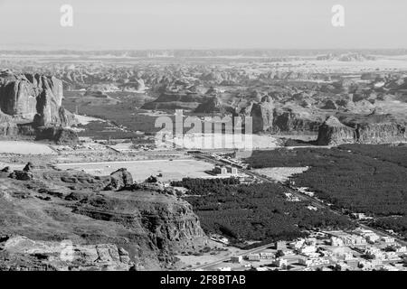 Vue vers Al Ula, une oasis au milieu du paysage montagneux de l'Arabie Saoudite Banque D'Images