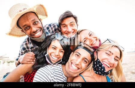 Des amis multiraciaux qui sourient le selfie sur des masques ouverts - Nouveau concept d'amitié de style de vie normal avec les jeunes ayant amusez-vous ensemble Banque D'Images