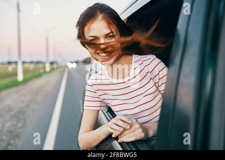 femme en t-shirt rayé rouge cheveux voiture modèle de salon Banque D'Images