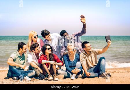 Amis heureux multiraciaux prenant le selfie avec une tablette à la plage - Concept multiethnique du bonheur et de l'amitié moderne tous ensemble contre le racisme Banque D'Images