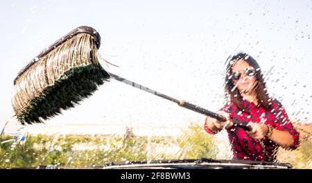 Femme au poste de lavage de voiture - vue intérieure Banque D'Images