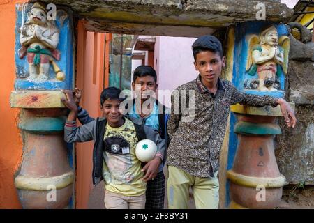 Jeypore, Inde - février 2021 : portrait de quelques enfants à l'entrée d'un temple le 26 février 2021 à Jeypore, Odisha, Inde. Banque D'Images