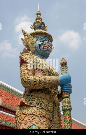 Grande statue de garde bleue ou de soldat au temple de Bangkok, Thaïlande Banque D'Images