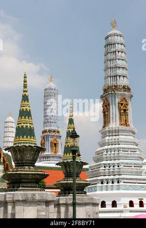 Temple spires à Wat Phra Kaew à Bangkok, Thaïlande Banque D'Images