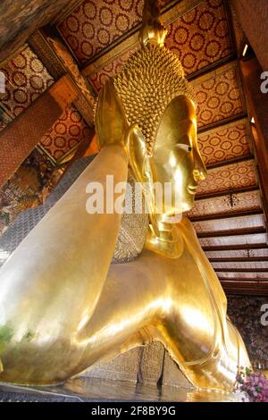 Statue de Bouddha couché en or géant à Wat Pho ou Wat Phra Chetuphon à Bangkok, Thaïlande Banque D'Images