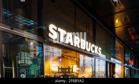 Allemagne , 13.04.2021 , Berlin , lettrage éclairé Starbucks Banque D'Images