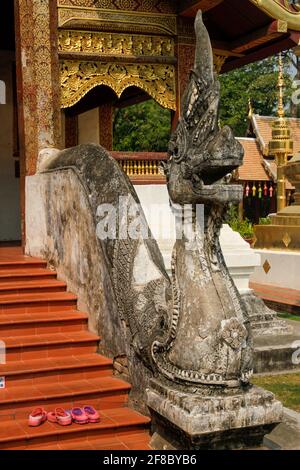 Statue de dragon de pierre traditionnelle sculptée sur les escaliers du temple thaïlandais de Chiang Mai, Thaïlande Banque D'Images