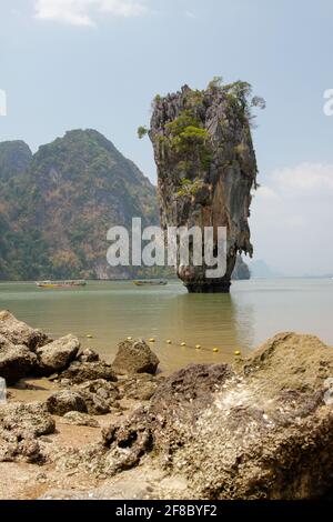 Ko Khao Phing Kan Island ou James Bond Island en Thaïlande, dans la baie de Phang Nga au nord-est de Phuket Banque D'Images