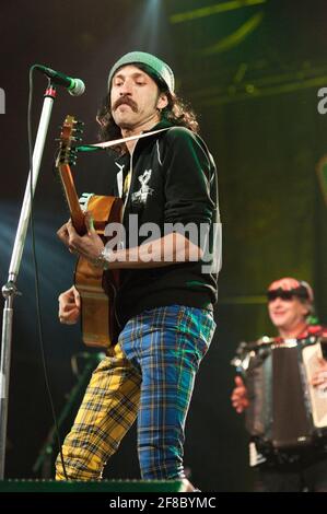 Eugene Hutz de Gogol Bordello se présentant au Womad Festival, Royaume-Uni, 31 juillet 2011. Banque D'Images