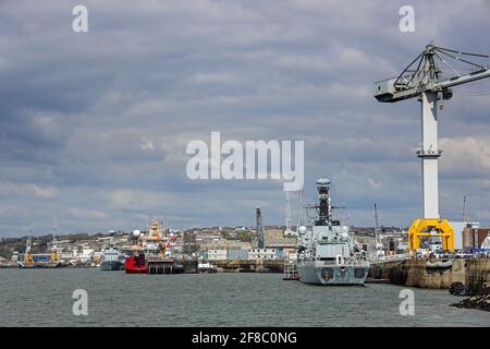 Des navires ont amarré sur la rivière Tamar au chantier naval de Devonport. Le géant de la défense Babcock International, opérateurs à Devonport Dockyard, la plus grande base navale i Banque D'Images