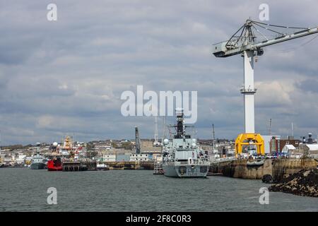 HMS Portland a amarré à Devonport. Le géant de la défense Babcock International, exploitant du chantier naval de Devonport, la plus grande base navale d'Europe occidentale, ha Banque D'Images