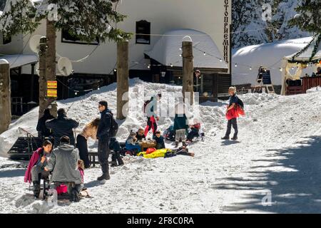 Les touristes se reposent parmi la neige profonde dans les montagnes, montagne Vitosha, Bulgarie, Banque D'Images