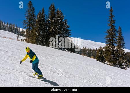 Skieur descendant la piste de ski, montagne Vitosha, Bulgarie, Banque D'Images