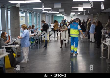 Madrid, Espagne. 13 avril 2021. Un plan général du site de vaccination à l'intérieur du Centre WiZink de Madrid. (Photo de Fer Capdepon Arroyo/Pacific Press) Credit: Pacific Press Media production Corp./Alamy Live News Banque D'Images