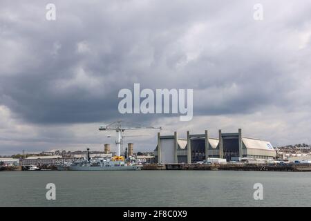 Le géant de la défense Babcock International, exploitant du chantier naval de Devonport, la plus grande base navale d'Europe occidentale, a annoncé des pertes d'emplois Banque D'Images