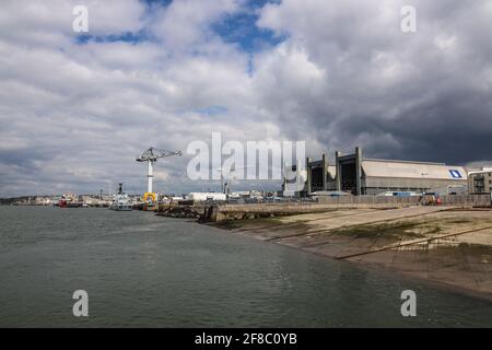 Nuages au-dessus du complexe de Frigate dans le triage Nord. Le géant de la défense Babcock International, opérateurs du chantier naval de Devonport, la plus grande base navale d'Europe occidentale Banque D'Images