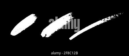 Taches de craie pour un motif décoratif. Étaler les lignes de dessin à la main sur le tableau noir. Échantillon de pinceau blanc. Ligne de peinture texturée isolée sur le noir Banque D'Images
