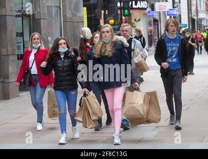 Londres, Royaume-Uni. 13 avril 2021. Les clients d'Oxford Street, qui ne font pas partie des magasins essentiels, rouvrent leurs portes. Les gens profitent d'une plus grande liberté et d'une chance de profiter du soleil et de flâner dans les boutiques. Crédit : Mark Thomas/Alay Live News Banque D'Images