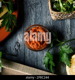 vue à grand angle d'un bol en verre avec une version végétalienne de la sobrasada espagnole typique, faite dans cette version avec amande et tomates séchées, sur un gra Banque D'Images