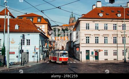 Prague, République Tchèque: 02 juillet 2018: Un ancien et classique tramway Tatra T3 dans l'ancien quartier de Mala Strana. Le réseau de tramways de Prague se compose de 142 km de pistes, de 931 tramways et de 30 itinéraires Banque D'Images