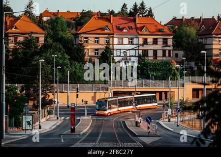 Prague, Tchèque: 02 juillet 2018: Transports publics modernes de Prague. Long tramway Skoda dans les rues de la vieille ville Banque D'Images