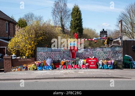 Les hommages laissés au site de l'accident à l'adolescent tué dans l'accident de Walsall. Banque D'Images