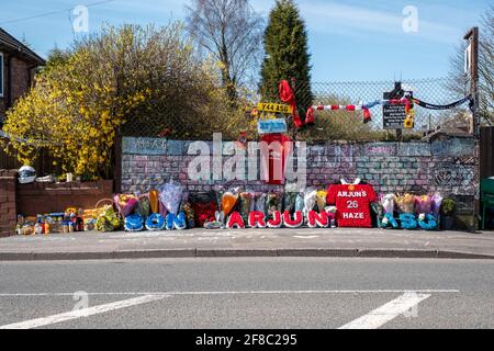 Les hommages laissés au site de l'accident à l'adolescent tué dans l'accident de Walsall. Banque D'Images