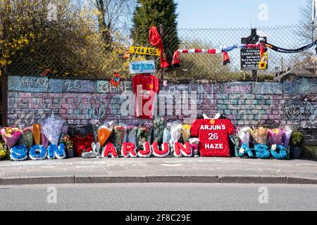 Les hommages laissés au site de l'accident à l'adolescent tué dans l'accident de Walsall. Banque D'Images