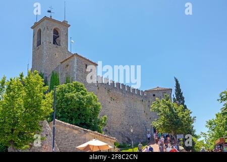 Saint-Marin - 16 juin 2019 : Forteresse de la Tour de Guaita au sommet de la montagne Titano en République de Saint-Marin. Banque D'Images